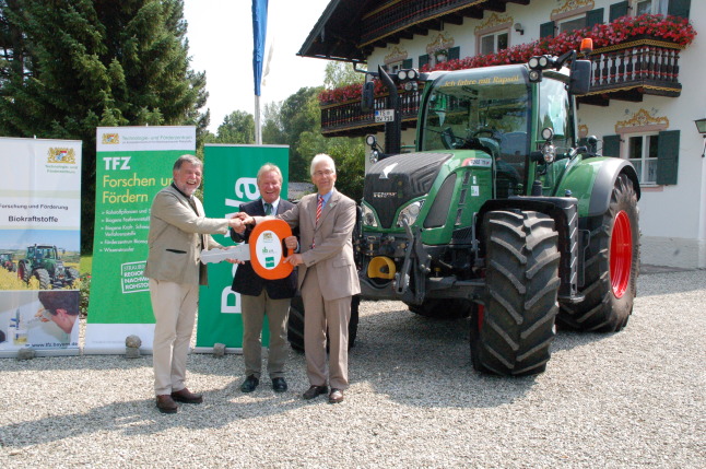 Feierliche Übergabe: LfL-Präsident Jakob Opperer (links) und TFZ-Leiter Dr. Bernhard Widmann (rechts), nehmen den Rapsölschlepper von Siegfried Mayer, Leiter der Sparte Technik bei der BayWa, in Empfang.