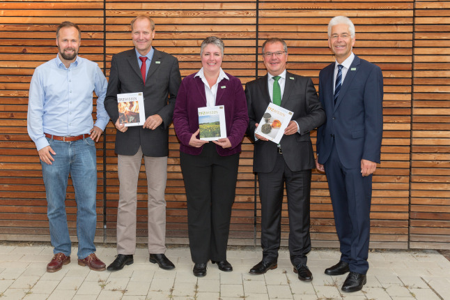 Der Leiter des TFZ und seine Sachgebietsleiter präsentieren die neue Schriftenreihe TFZ-Wissen.  