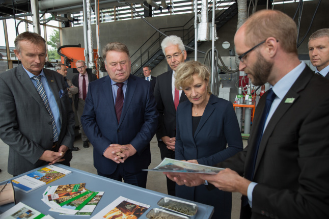 In den Forschungsräumen des TFZ erklärt Daniel Kuptz einer Gruppe von Politikern, welchen Beitrag Wissenschaft leisten kann, damit Luft sauber bleibt.