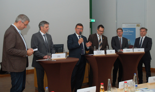 Staatssekretär Franz Josef Pschierer nimmt an Podiumsdiskussion teil.