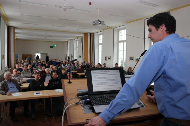 Roland Dindaß hält einen Vortrag zum Thema BioKlima vor rund 70 Besuchern.