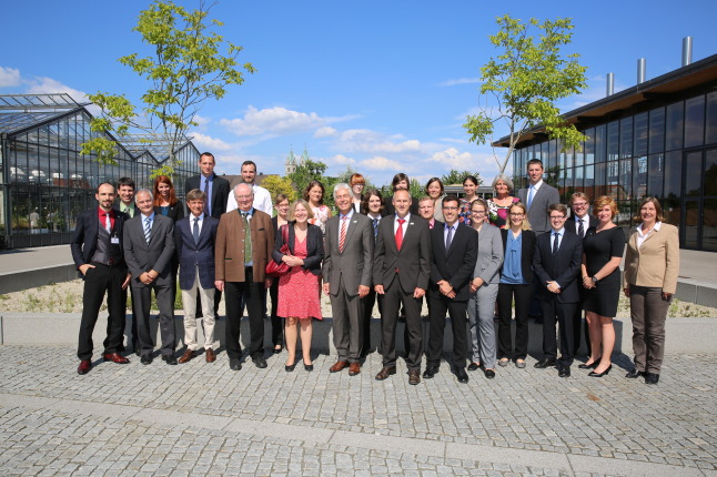 Ministerialdirigentin Dr. Sabine Jarothe mit Mitarbeitern von LandSchafftEnergie auf dem Gelände des TFZ