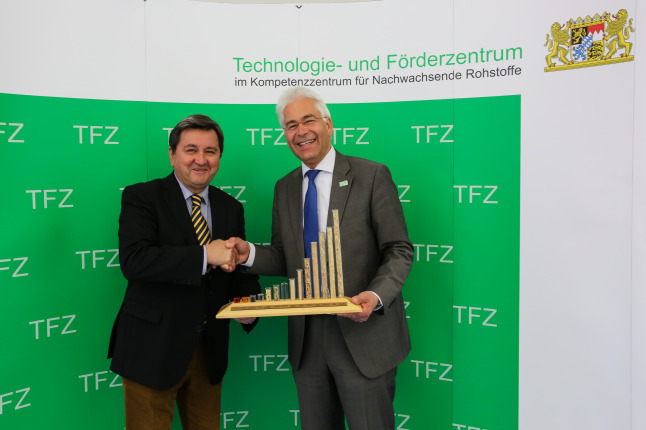 Der bisherige Landrat Alfred Reisinger bekommt ein Modell der „Brennstofforgel“ als Dank für die langjährige erfolgreiche Zusammenarbeit mit dem TFZ von dessen Leiter Dr. Bernhard Widmann überreicht.