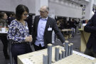 Zwei Personen stehen vor einem Ausstellungsstück und unterhalten sich vertieft