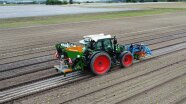 Traktor fährt durch einen Acker 