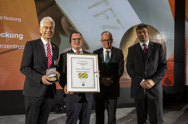 Preisverleihung bei der EuroTier, v.l.: Dr. Bernhard Widmann, Leiter des Technologie- und Förderzentrums im Kompetenzzentrum für Nachwachsende Rohstoffe (TFZ), Dr. Edgar Remmele, Sachgebietsleiter Biogene Kraft-, Schmier- und Verfahrensstoffe am TFZ, Dr. Hermann Onko Aeikens, Staatssekretär am Bundesministerium für Ernährung und Landwirtschaft sowie Hubertus Paetow, Präsident der Deutschen Landwirtschaftsgesellschaft.