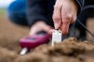 Messgerät wird in den Boden gesteckt