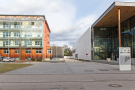 Verwaltungsgebäude des TFZ auf der linken Seite, TUM Campus Straubing rechts, vormals Wissenschaftszentrum.