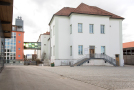 Blick auf die Fassade des Schulungs- und Ausstellungszentrum