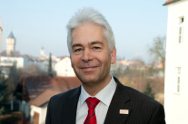 Dr. Bernhard Widmann vor der Straubinger Stadtsilhouette